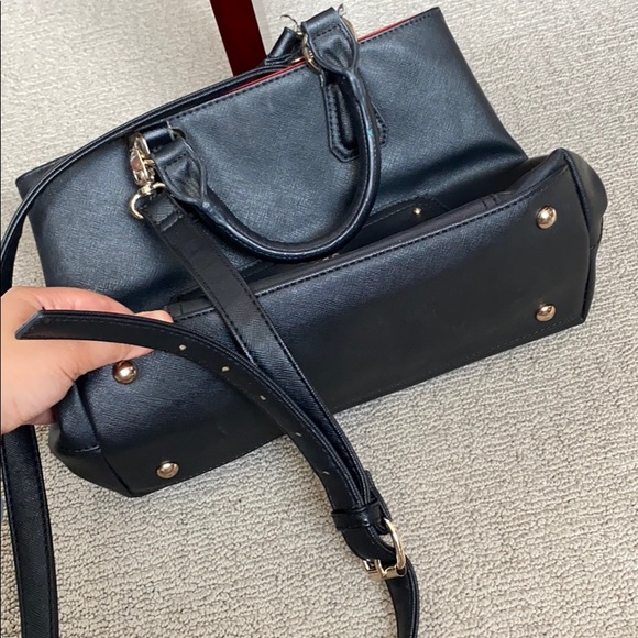 Authentic GUESS crossbody purse / satchel - Picture 6 of 6